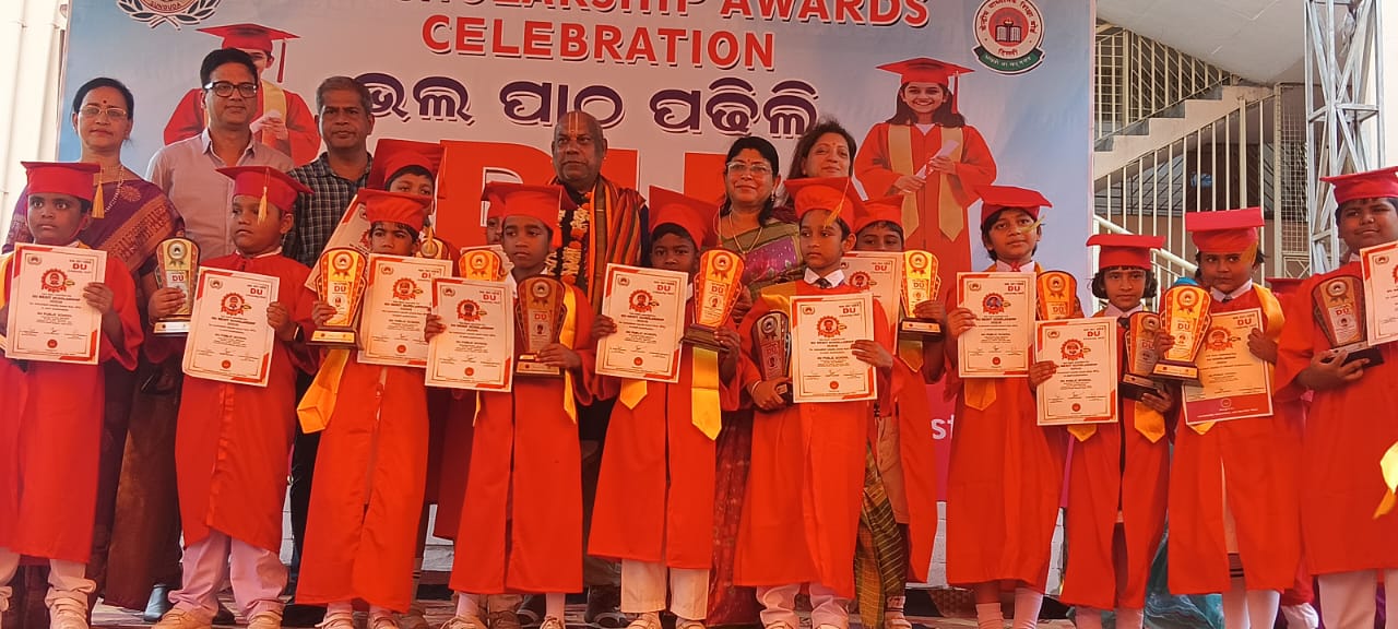 Top Scholars Group Photo with Dignitaries