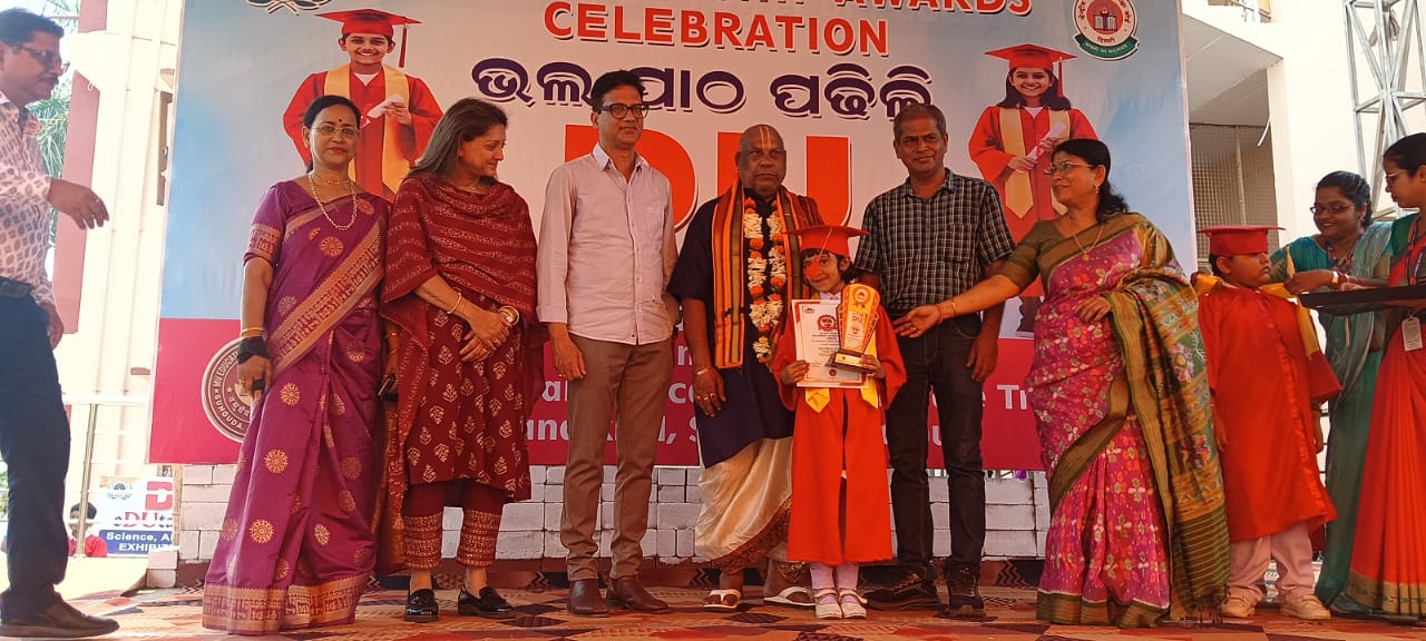 Meritorious Students Welcomed on Stage